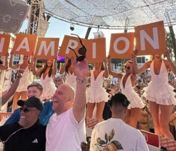 Arne Slot świętuje zwycięstwo Liverpoolu na Ibizie