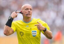 Szymon Marciniak na boisku z drużyną Realu Madryt