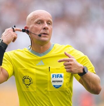 Szymon Marciniak na boisku z drużyną Realu Madryt