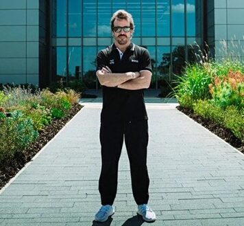 Fernando Alonso gratuluje hiszpańskiemu kierowcy