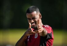 Shearer nakłania Isaka do zmiany agenta