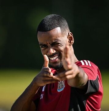 Shearer nakłania Isaka do zmiany agenta