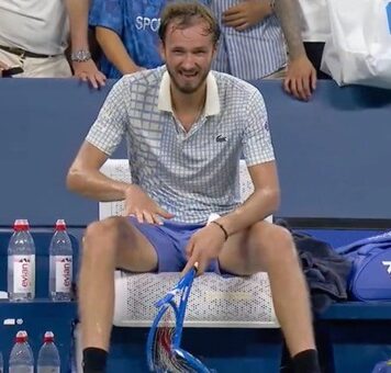 Daniił Miedwiediew rozbija rakietę po porażce