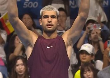 Carlos Alcaraz mimo kontuzji awansuje do drugiej rundy w Tokio