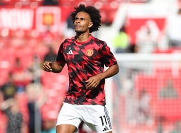 Manchester United odrzuca wiele ofert za Joshuę Zirkzee